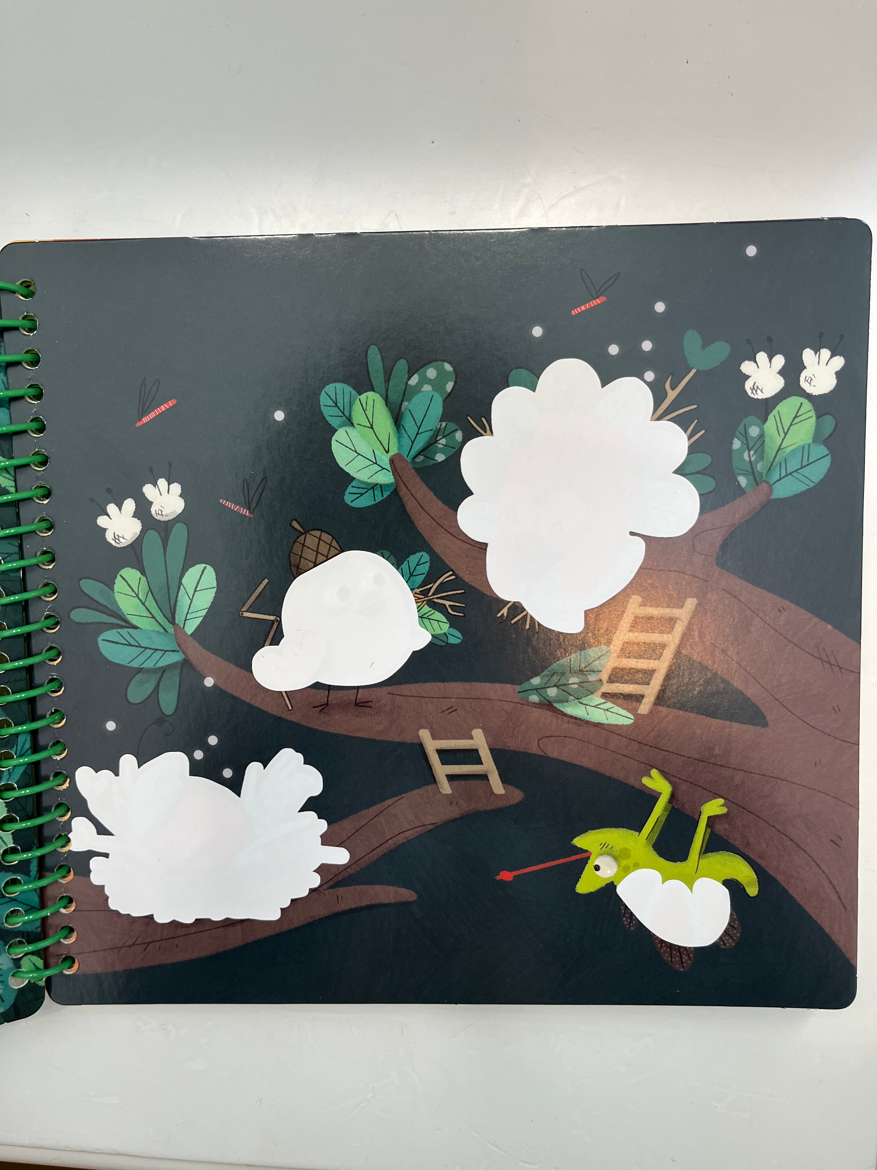 Libro magico con pennello ad acqua