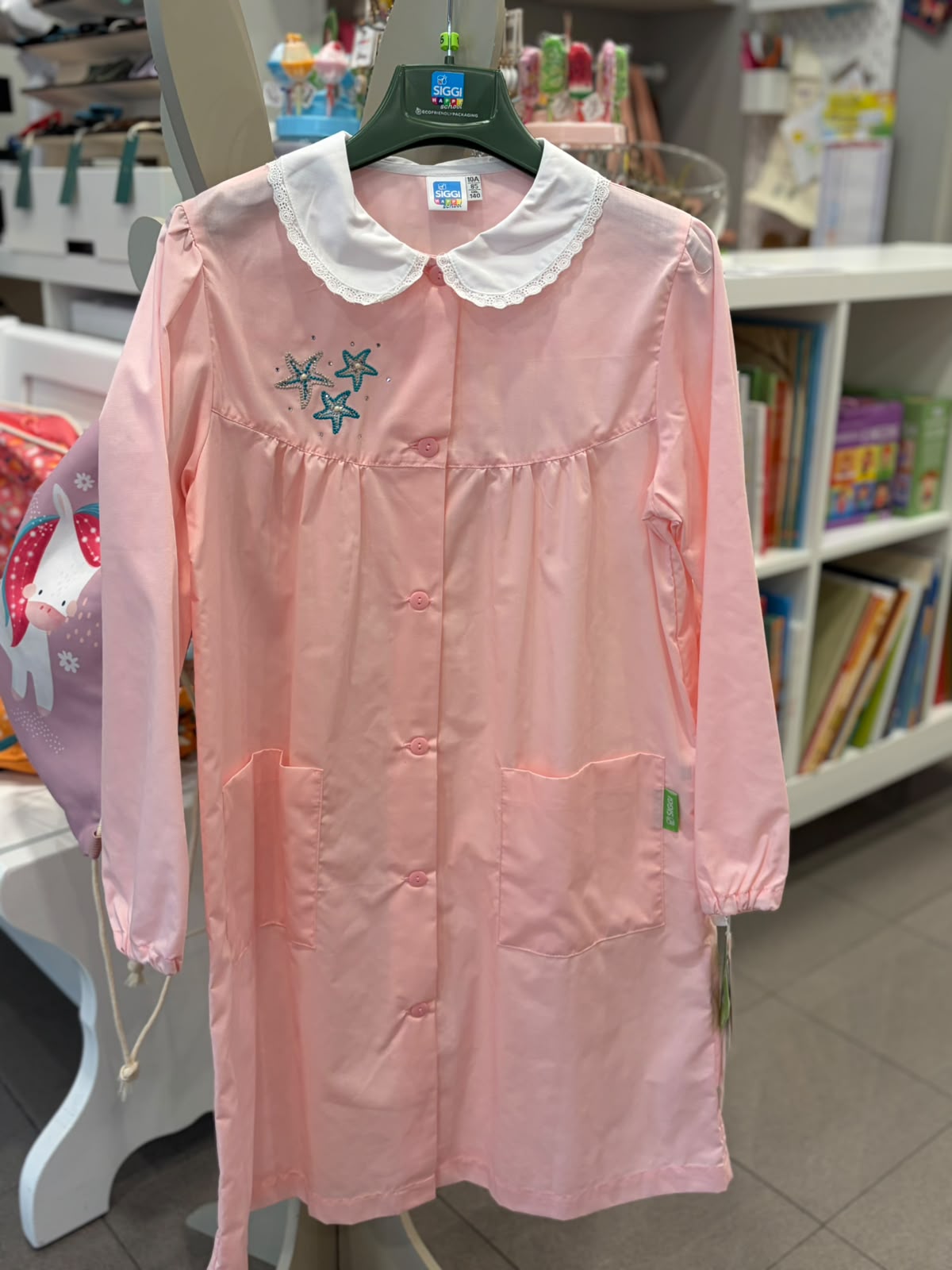 grembiule rosa con ricamo stella e brilli bottoni