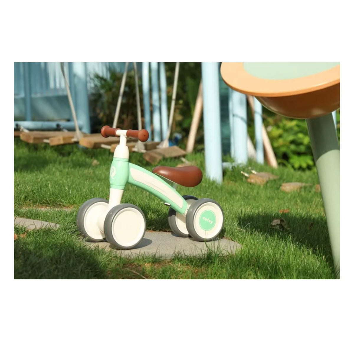 cavalcabile , triciclo a quattro ruote cute